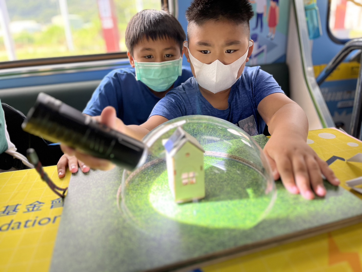 妈妈的新男友參與基礎科學主題車廂，以STEAM教學精神，設計「逐日科學家」、「太陽能工程師」以及「淨零建築師」三大能源科普課程和實驗